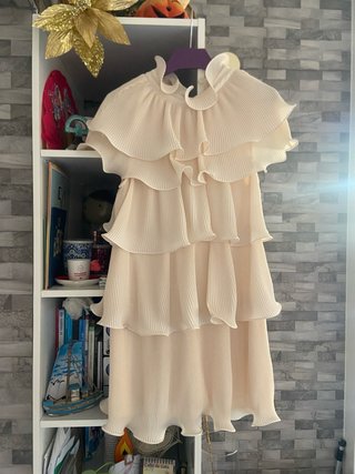 Vestido beige con volantes y plisado