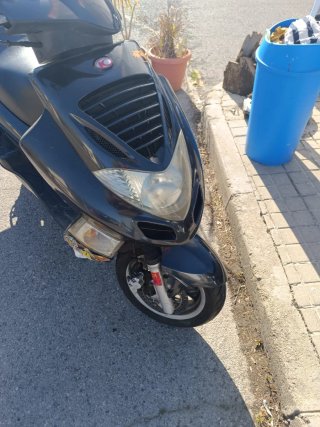 Kymco Scooter Negra