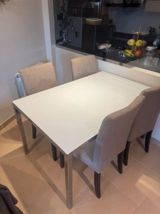 Mesa Comedor 135x85 + 4 Sillas Funda Gris