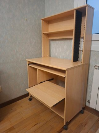 Mesa de estudio con ruedas