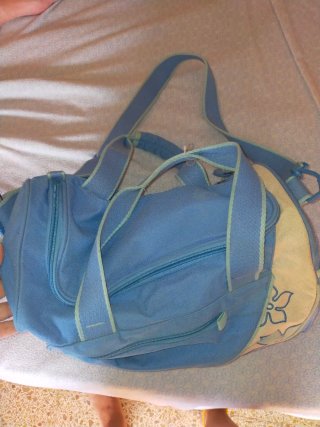 Bolso de deporte azul y blanco