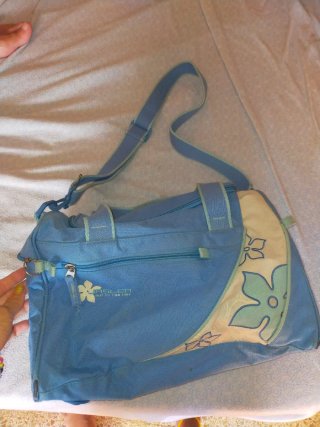Bolso de deporte azul y blanco