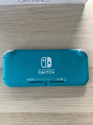 Nintendo Switch Lite,  cargador Juego Miitopia.