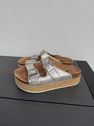 Sandalias plateadas con plataforma esparto