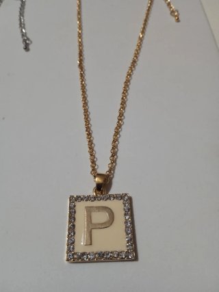 Collana lunga colore argento e oro con lettera P