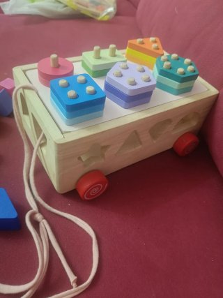 Carrito de madera con formas geométricas
