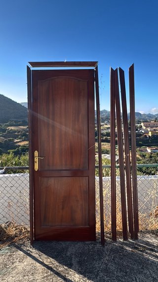 Puerta de madera con marco