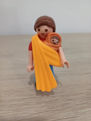 Playmobil Aldeana con Bebé en Portabebés