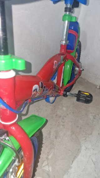 Bici infantil PjMask con Ruedines, Timbre y Bidón