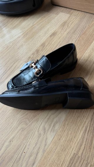 Mocasines negros charol hebilla dorada T39
