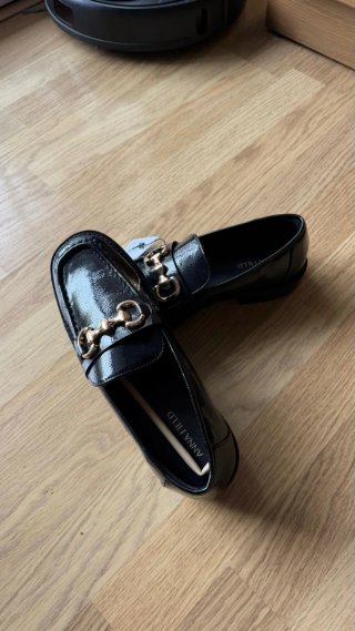 Mocasines negros charol hebilla dorada T39