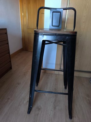 Taburete alto con respaldo