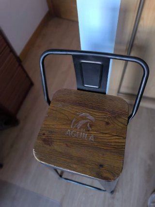Taburete alto con respaldo