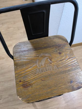 Taburete alto con respaldo