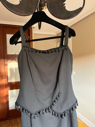 Vestido de fiesta negro con abalorios