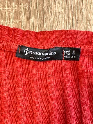 Camiseta corta roja Stradivarius botones
