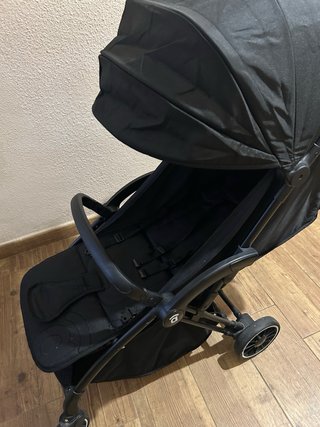 Carrito de bebé negro
