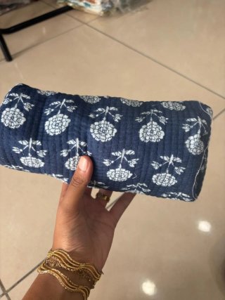 Neceser estampado floral azul y blanco