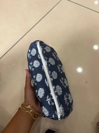 Neceser estampado floral azul y blanco