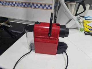 Cafetera Nespresso Krups Roja.  Pérdida de agua.
