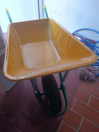 Carretilla amarilla de jardín