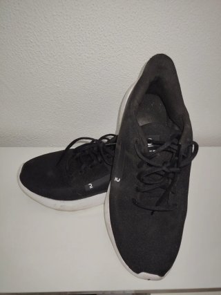 Zapatillas deportivas negras y blancas