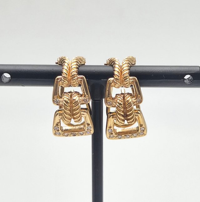 Pendiente de oro de 18k con Piedras. 6.5 gr.