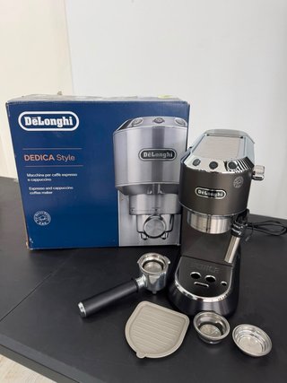 Cafetera DeLonghi Dedica Negra