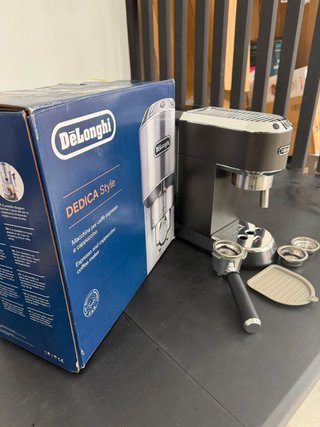 Cafetera DeLonghi Dedica Negra