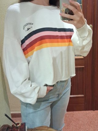 Sudadera blanca fina con rayas multicolor