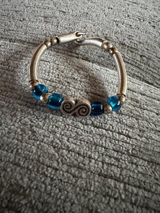Pulsera azul y plateada con diseño espiral
