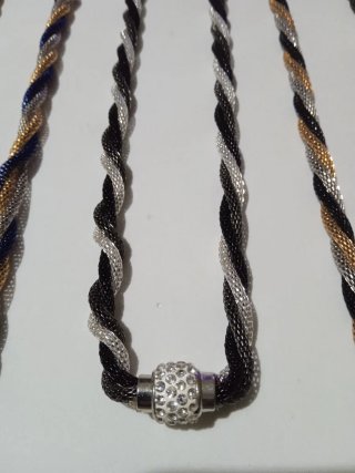 Collana trecciata colore oro, argento, blu, nero