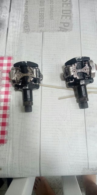 Casco pedales para calas y zapatillas MTB