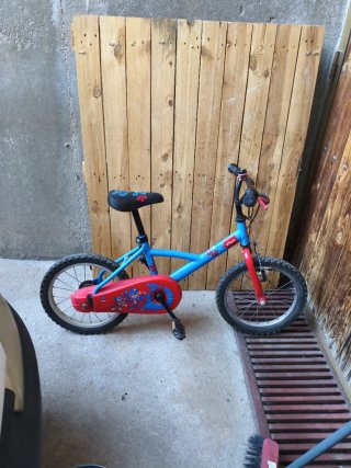 Bicicleta infantil Btwin azul y roja