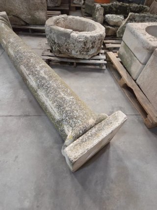 Antigua columna de piedra
