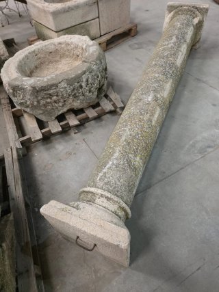 Antigua columna de piedra