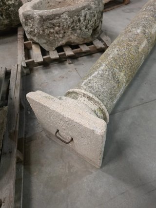 Antigua columna de piedra