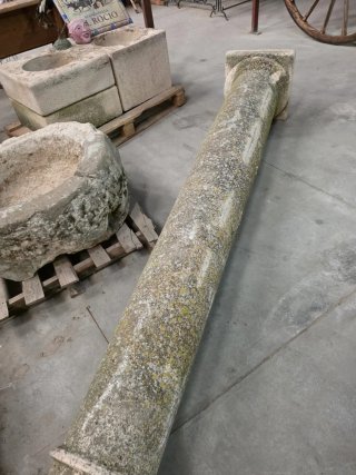 Antigua columna de piedra