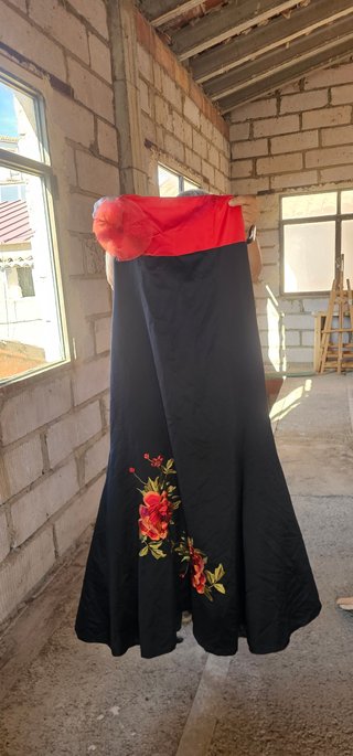Vestido de fiesta con flores bordadas