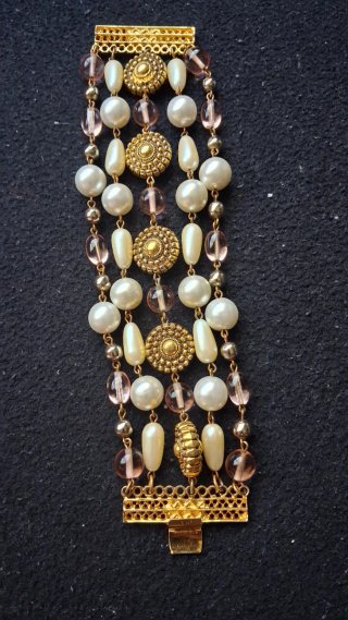 Brazalete 5 hilos vintage dorado , perlas, cristal