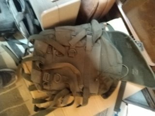 Mochila militar verde.