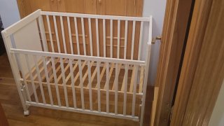 Cuna de madera blanca con ruedas