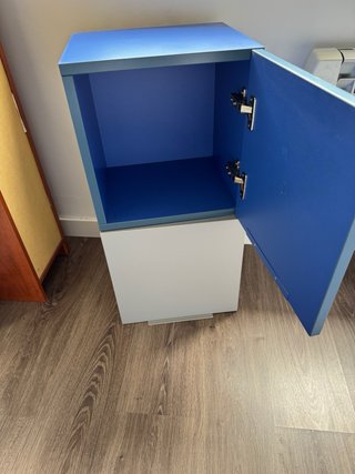 Practicas estanterías cubo con puerta.