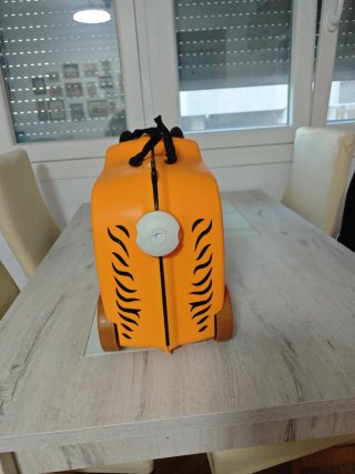 Maleta infantil naranja con diseño de tigre