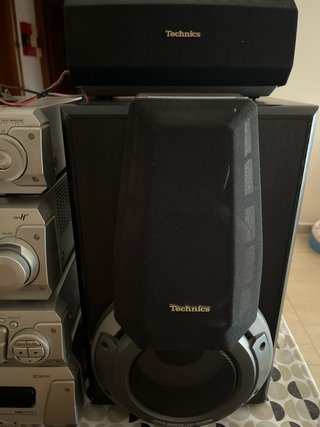 Cadena de música Technics con altavoces