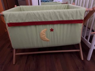 Minicuna de bebé verde con luna