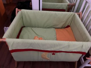 Minicuna de bebé verde con luna