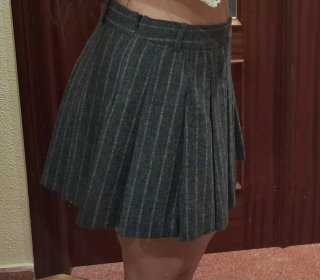 Falda corta gris plisada