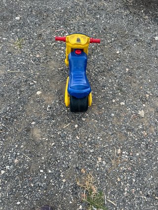 Moto de juguete azul y amarilla