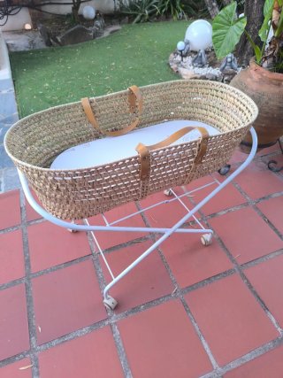 Minicuna moisés mimbre con patas